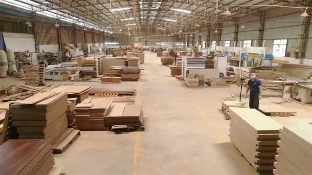 Grande fábrica de móveis chineses. Vista geral de um grande fabricante moderno. Produção em massa de mobiliário — Vídeo de Stock