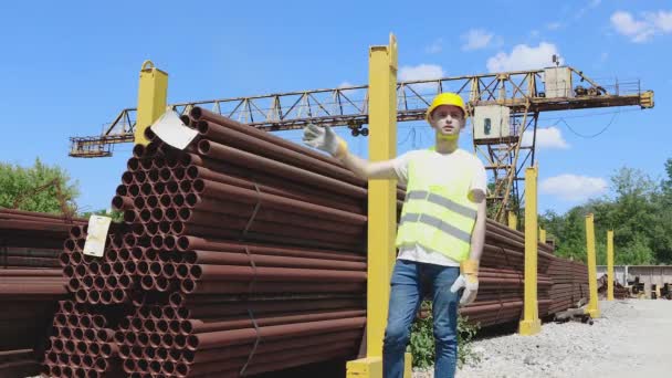 İşçi, vinçe talimat verir, vincin hareket kontrolü, jestlerin yardımıyla, adam depoda çalışır. — Stok video