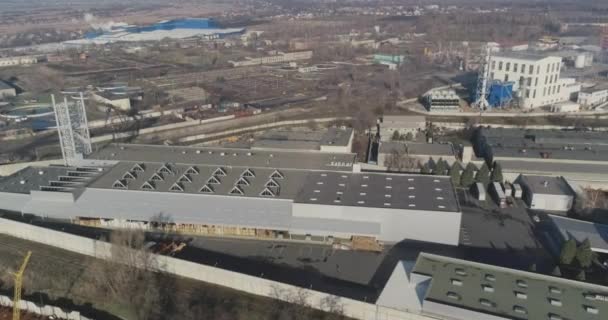 현대의 회색 공장은 공기가 통하고 있다. 공기중의 큰 공장, 호수 근처의 공기중의 공장 — 비디오