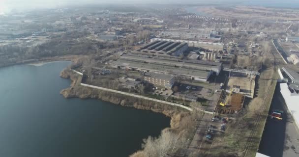 Moderne grijze fabriek rond de lucht. Grote fabriek vanuit de lucht, fabriek vanuit de lucht bij het meer — Stockvideo