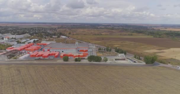 현대적 인 공장의 외부 조직이다. 현대식 공장의 꼭대기에서 주황색으로 새로운 현대식 공장 주위를 날고 있는 현대식 공장. — 비디오