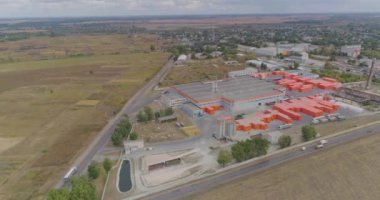 Fabrikanın yanındaki fabrika üretimi, fabrikanın yanındaki turuncu kutular, atardamar manzarası.