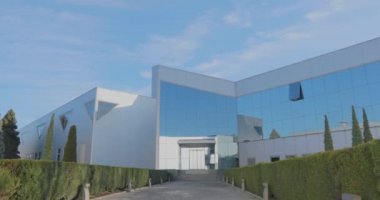 Güneşli bir günde modern bir ofis binasının dışı.