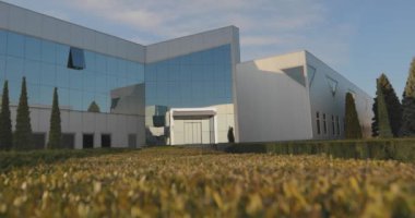 Modern bir ofis ya da fabrika binasının dışında. Modern bir fabrikanın inşası.