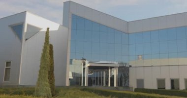 Modern bir fabrikanın inşası, modern bir ofis veya fabrika binasının dışı.