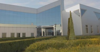 Modern ofis binasının yanına park et. Büyük camlı ofis binası.