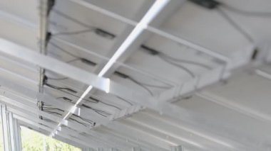 Güneş paneli arkada, güneş paneli aşağıda.