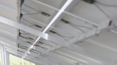 Güneş paneli arkada, güneş paneli aşağıda.