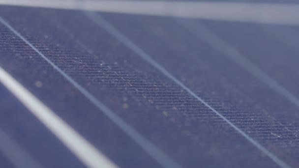 Solarpaneele aus nächster Nähe. Extra große Aufnahme eines Solarmoduls — Stockvideo