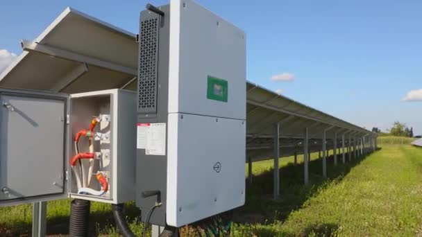 Panel surya dengan generator terhadap langit yang indah — Stok Video