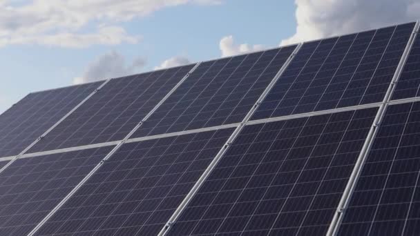 Zamykanie paneli słonecznych, wydobywanie energii elektrycznej przez panele słoneczne, elektrownie słoneczne, energia słoneczna, ochrona środowiska — Wideo stockowe