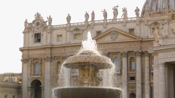 세인트 피터스 스퀘어의 분수. 세인트 피터스 스퀘어. 이탈리아, 로마, — 비디오