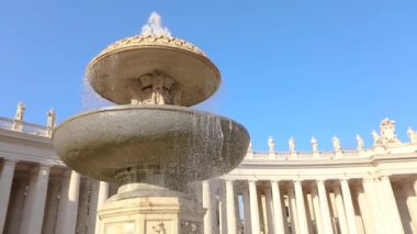 St. Peters Meydanı 'ndaki Slow Motion Fountain. St. Peters Meydanı. İtalya, Roma