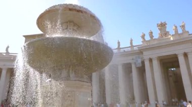 St. Peters Meydanı. İtalya, Roma. St. Peters Meydanı 'nda Yavaş Sinema Çeşmesi.