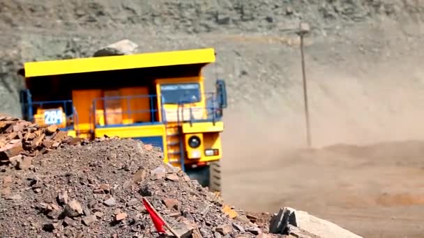 Un camión volquete de cantera con mineral atraviesa una cantera de mineral de hierro. — Vídeo de stock