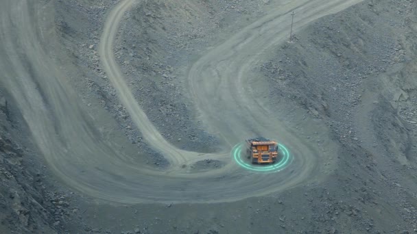 Um caminhão de descarga de mineração dirige em uma estrada em uma pedreira de minério de ferro profundo. Minério de ferro. Visualização de uma pedreira moderna. — Vídeo de Stock