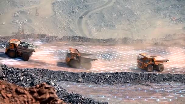 Três camiões mineiros atravessam uma pedreira de minério de ferro. Processo de mineração de minério de ferro. Visualização de tecnologias modernas na indústria de minério de ferro — Vídeo de Stock