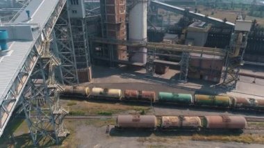 Büyük bir metalürjik tesisin üzerinden uçmak. Metalurjik bir bitkiden büyük metalürjik bitki görüntüsü emisyonları