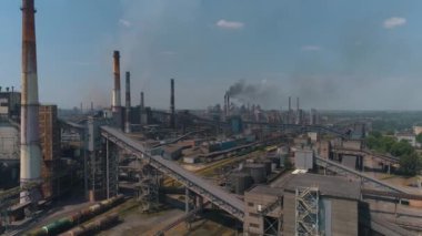 Büyük bir metalürjik fabrikanın genel planı. Büyük bir fabrikanın üzerinden uç.