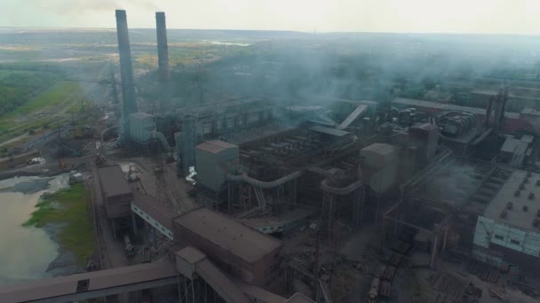 Große metallurgische Anlage von oben. Flug über ein großes Hüttenwerk. Industrielles Äußere eines Großunternehmens. Große Pflanze aus der Luft — Stockvideo