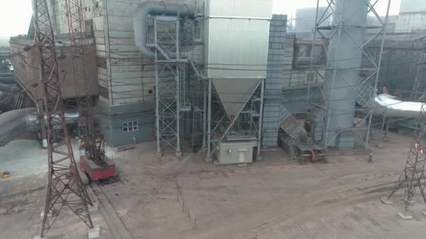 Endüstriyel dış görünüş. Fabrikanın hava manzarasında büyük bir atölye çalışması. Fabrikadaki metal yapılar. — Stok video