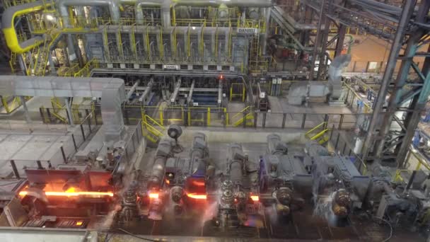 近代的な工場のスローモーションでレッドホットメタル。冶金工場での金属製造プロセス。近代的な冶金工場 — ストック動画