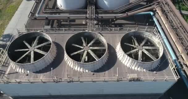 Chladící ventilátory na výhledu z elektrárny. Chladicí systém v továrním leteckém pohledu. Velký průmyslový fanoušek — Stock video