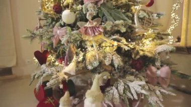 Noel ağacındaki süslemelerin yakın çekimi. Noel ağacı. Şık Noel ağacı