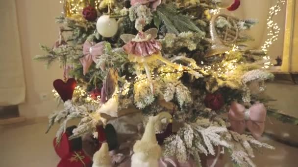 Nærbillede af dekorationer på juletræet. Juletræ. Stilfuldt juletræ – Stock-video