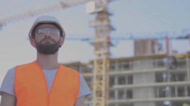 İnşaat alanında çizim yapan bir mühendis. İnşaat alanında genç bir mühendis. İnşaat alanında mühendis.