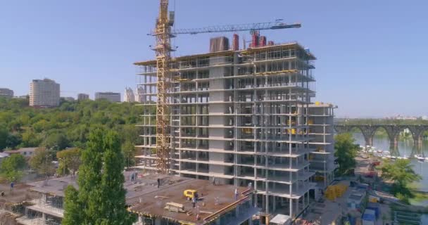 여러 층으로 된 주거용 항공기의 건설. 아파트 건설 현장 근처에서 찍은 사진입니다. 주거 단지의 건축. — 비디오