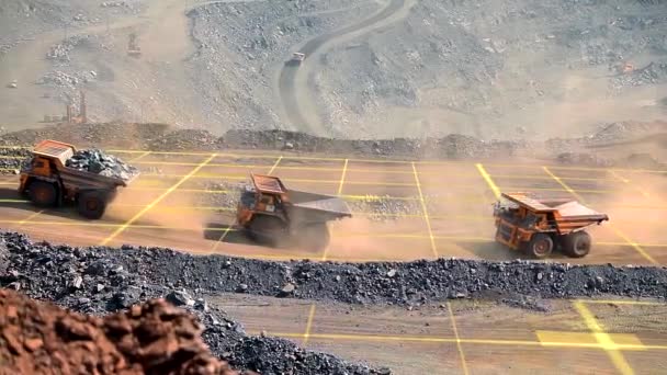 Três camiões mineiros atravessam uma pedreira de minério de ferro. Processo de mineração de minério de ferro. Visualização de tecnologias modernas na indústria de minério de ferro — Vídeo de Stock