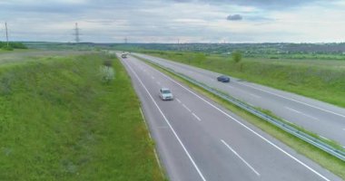 Yeni modern yol manzarası. Otobanda uçuyor. Araba otoyol boyunca sürer. Eve dönüş yolu. Modern otoyol hava manzarası.