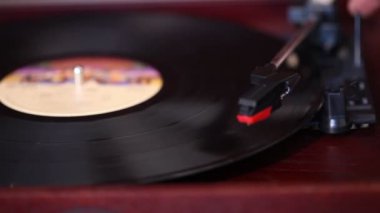 Bir vinil plak çalar, retro bir pikap, eski bir müzik çalar oynar