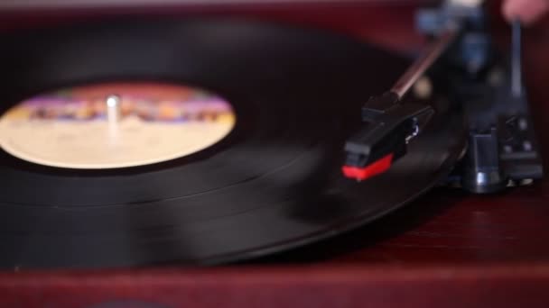Det spelar en vinyl skivspelare, en retro skivspelare, en gammal musikspelare — Stockvideo