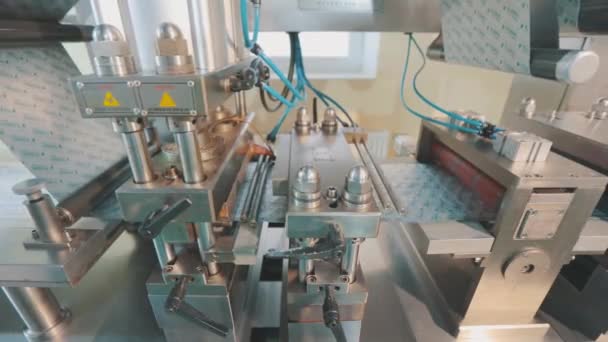 Produção de tablets em uma fábrica moderna. O processo de fabricação de drogas em uma fábrica. Linha de transporte com comprimidos — Vídeo de Stock