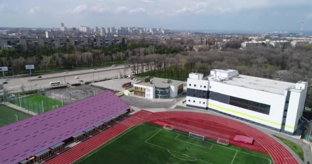 Футбольне поле з ідеальною зеленою травою. Футбольне поле з біговою доріжкою навколо — стокове відео