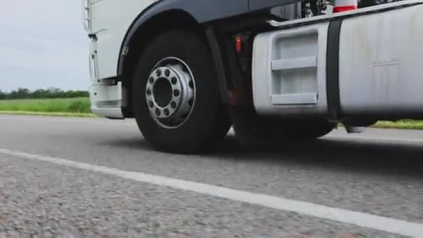 Ciężarówka jest w ruchu. Strzelanie do kół ciężarówki zbliżenie. Ciężarówka porusza się po autostradzie. — Wideo stockowe