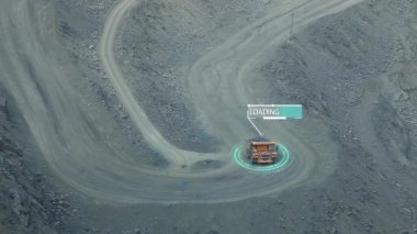 Bilgi yüklü demir cevheri boşaltma kamyonu% 100 yüklendi. Modern bir taş ocağının görüntüsü. Demir madenciliği.