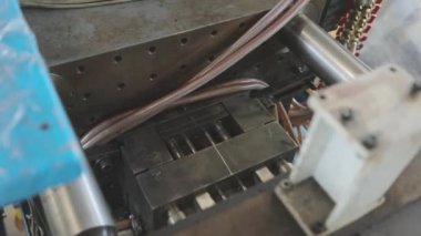 Plastik bir parçayı damgalamak. Baskı kalıplı bir parçanın yaratılması. Plastik bir parçayı baskı kalıbıyla damgalamak