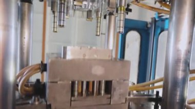 Plastik bir parçayı baskı kalıbıyla damgalamak. Baskı kalıplı bir parçanın yaratılması. Plastik bir parça damgalanıyor.