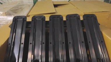 Duş kapanları. Plastik duş gideri. Kutudaki plastik parçalar. Duş kabininin ayrıntıları bir kutuda..