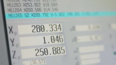 CNC makine monitörü. Fabrikalardaki CNC makinesinin kontrol paneli. Modern CNC makinesi. CNC makinesi bir metal parçasını işliyor
