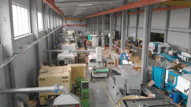 Produktion workshop generel plan. Span i et stort værksted med værktøjsmaskiner. Industrielt interiør af en moderne fabrik – Stock-video