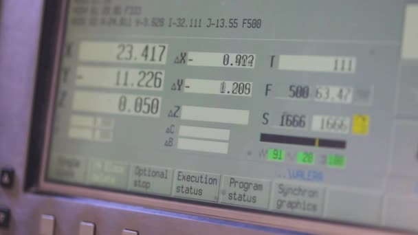 Daten auf dem Bedienfeld der CNC-Maschine. Ständig wechselnde Zahlen auf dem Monitor der CNC-Maschine — Stockvideo