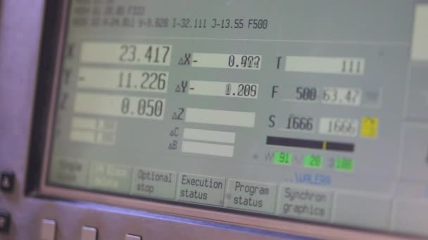 CNCマシンの制御パネルのデータ。CNC機械モニタ上の数字を絶えず変更する — ストック動画
