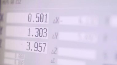 CNC makinesi bir parçasını işliyor. CNC makine monitörü. Fabrikalardaki CNC makinesinin kontrol paneli. Modern CNC makinesi.