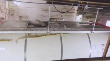 Tanker kimyasal temizlik işinde. Kamyon tankını içeriden temizliyorum. Tank kamyonu temizleme işlemleri.