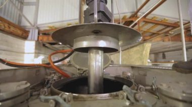 Kamyon tankını kimyasallardan temizliyorum. Kimyasal koruma elbisesi giyen bir işçi.