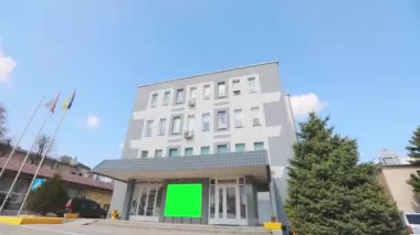 Reklamlarınızı eklemek için yeşil ekran alanı olan bir ofis binası. Yeşil ekranlı ofis binası. reklam afişi yeşil ekran